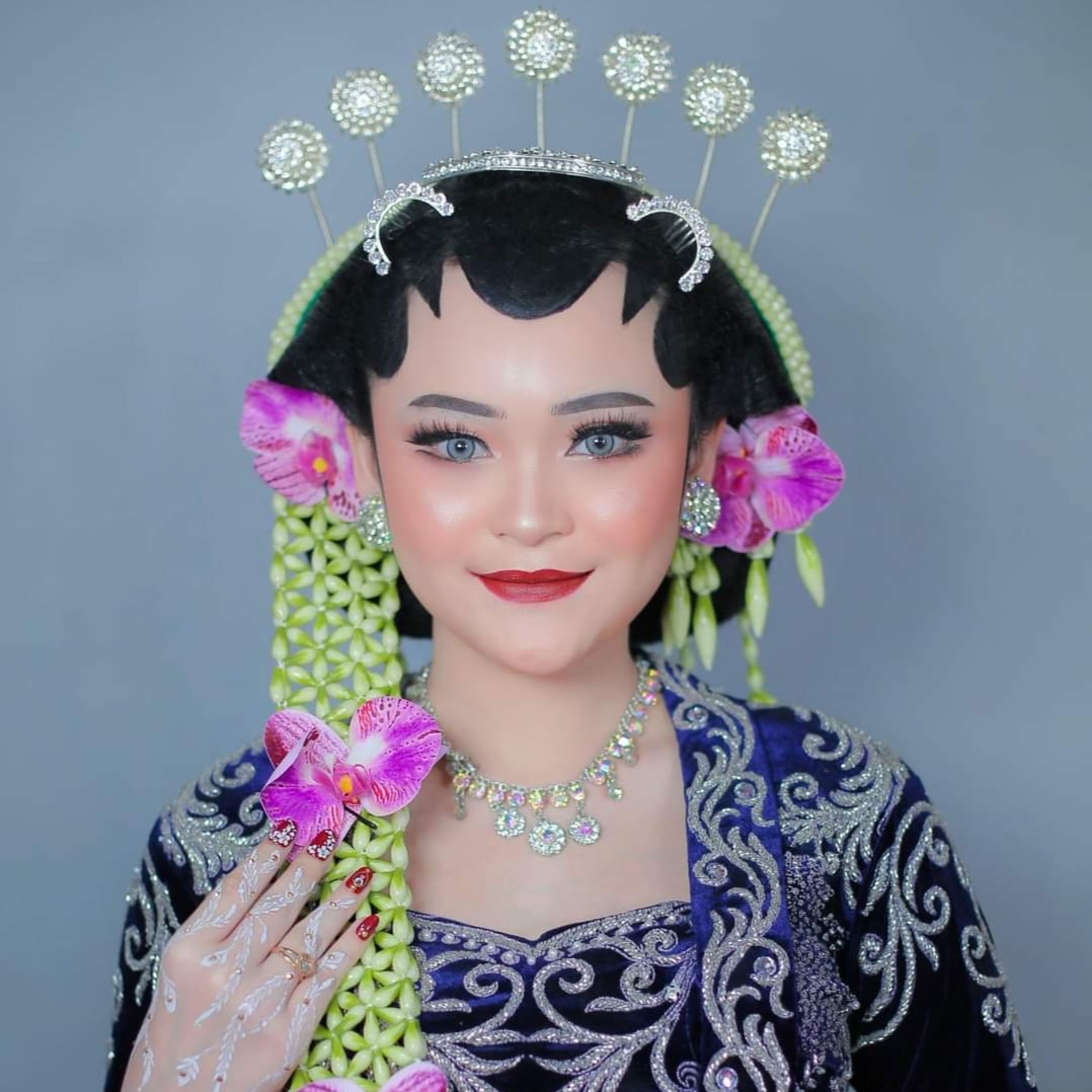 Anindia Hamzah - Founder & Lead MUA